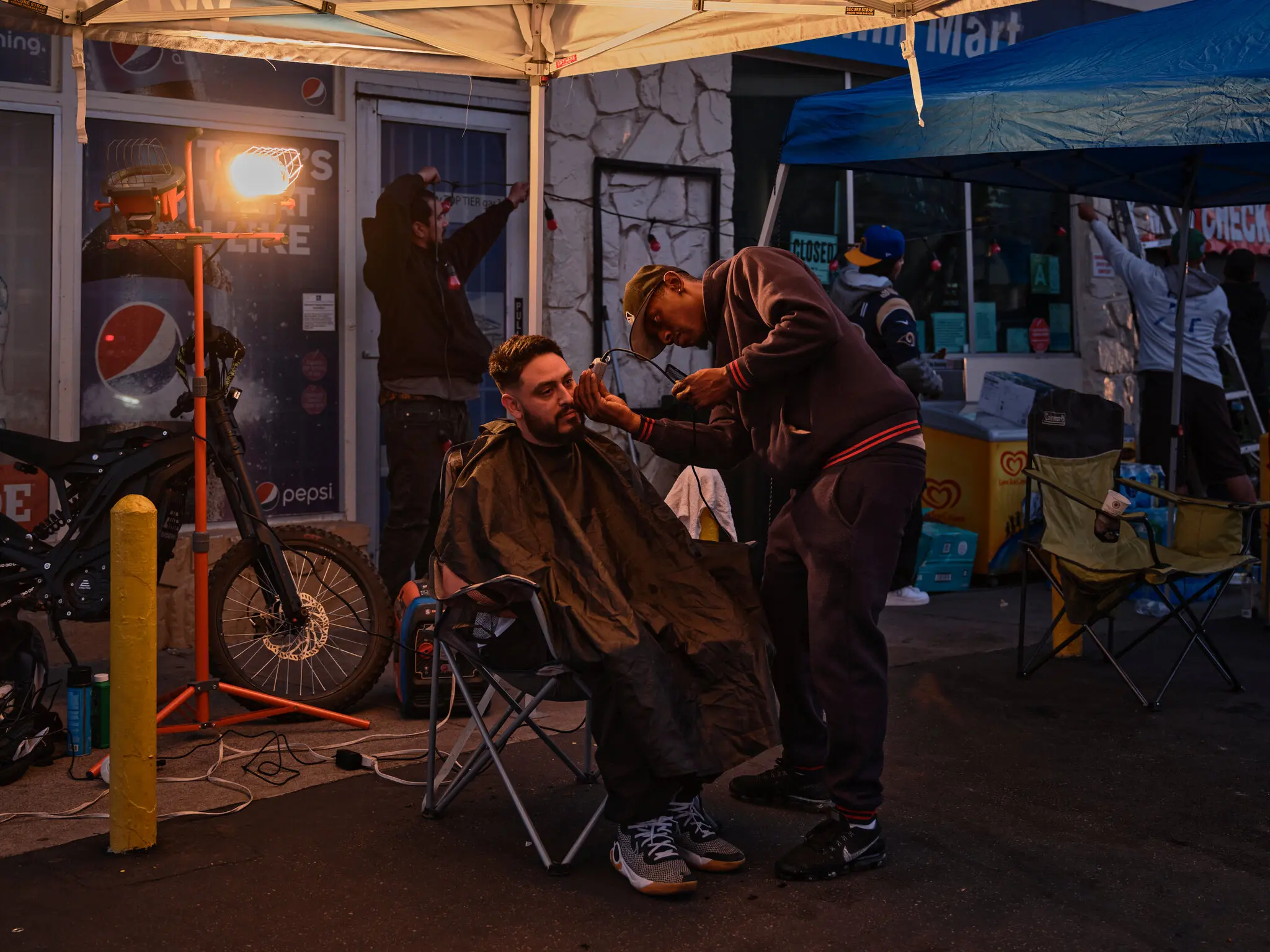 Демаріо Елліс робив стрижки та підстригав бороду на заправці.